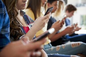 how does social media affect teens